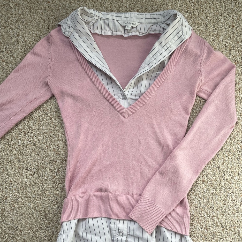 Elegant V-Neck Sweater in Soft Pink